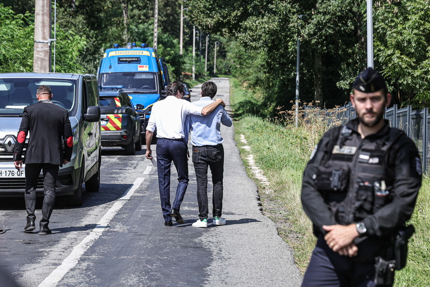 Familiari e fan si radunano per i funerali di Alain Delon