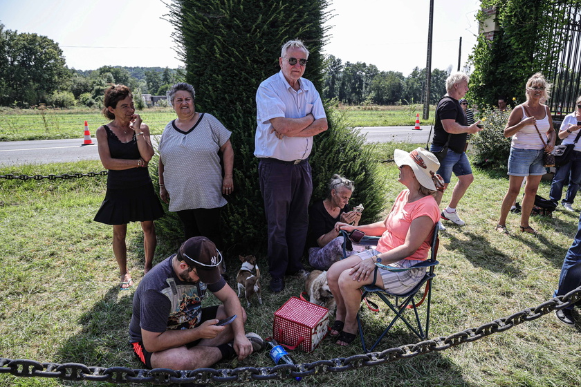 Familiari e fan si radunano per i funerali di Alain Delon