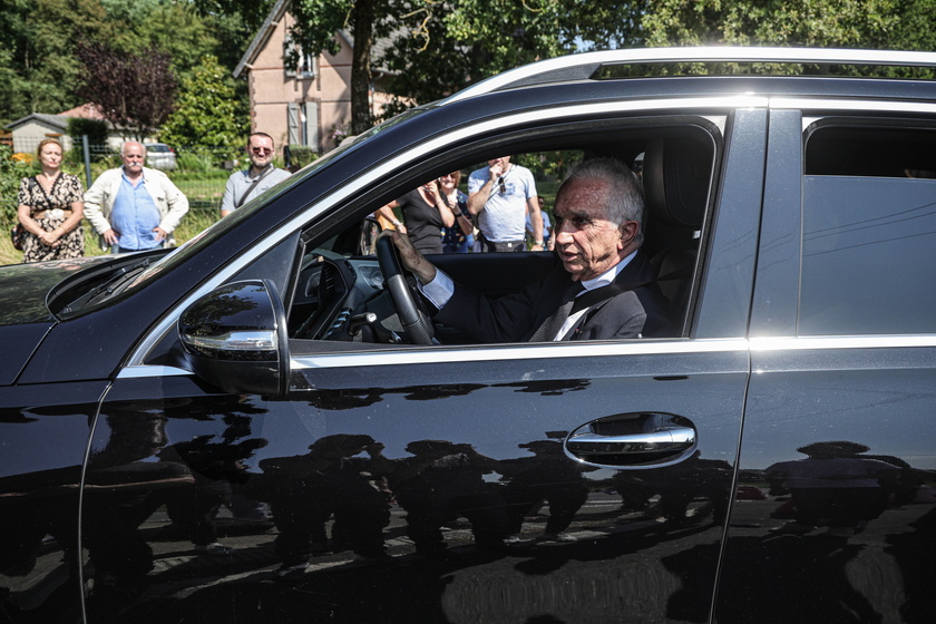 Familiari e fan si radunano per i funerali di Alain Delon