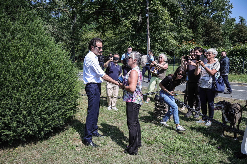 Familiari e fan si radunano per i funerali di Alain Delon