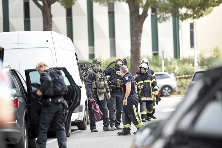 Police officer injured after explosion outside synagogue in southern France