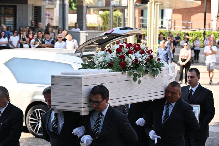 NEL BERGAMASCO I FUNERALI DI SHARON VERZENI