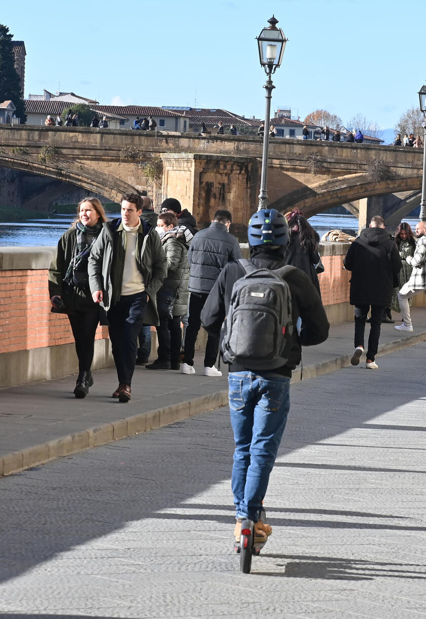 Monopattini: scattato obbligo di casco a Firenze