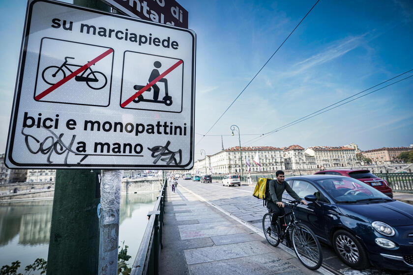 Torino: divieto di transito per le bici sul ponte Vittorio