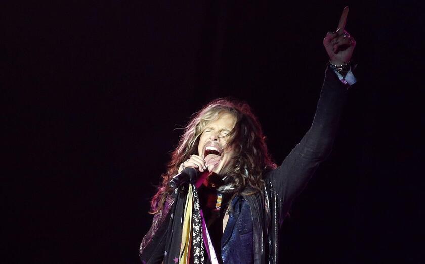 Gli Aerosmith dicono addio al palco, Tyler senza voce