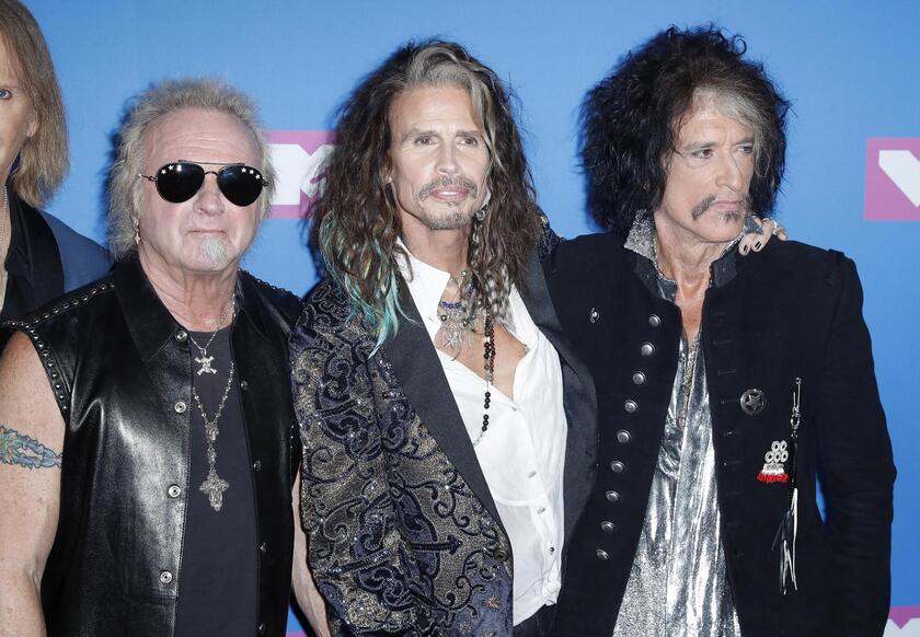 Gli Aerosmith dicono addio al palco, Tyler senza voce