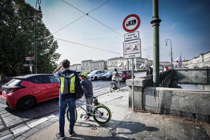 Torino: divieto di transito per le bici sul ponte Vittorio