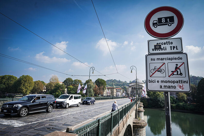 Torino: divieto di transito per le bici sul ponte Vittorio