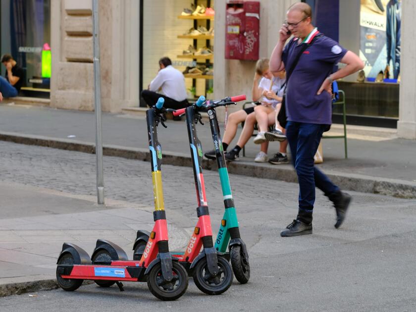 Monopattini elettrici nel centro di Roma (generica)