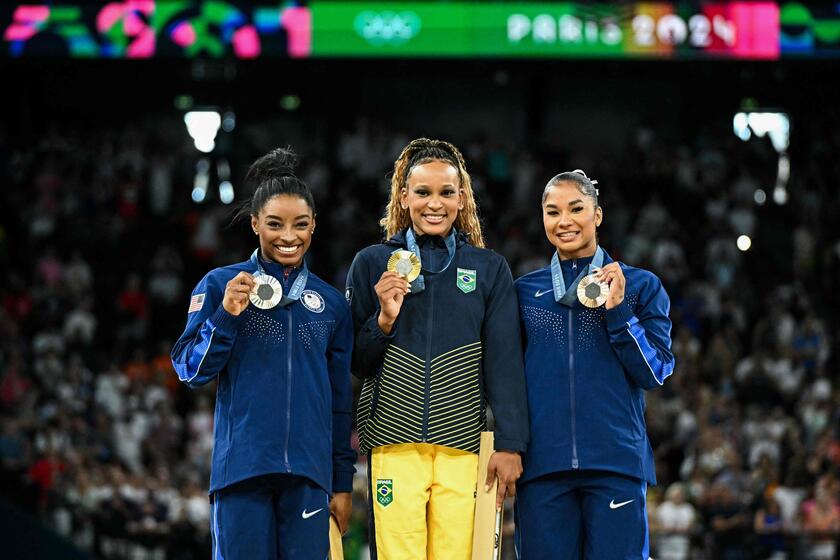 Simone Biles, argento, e Jordan Chiles, bronzo,  omaggiano l'oro di Rebeca Andrade