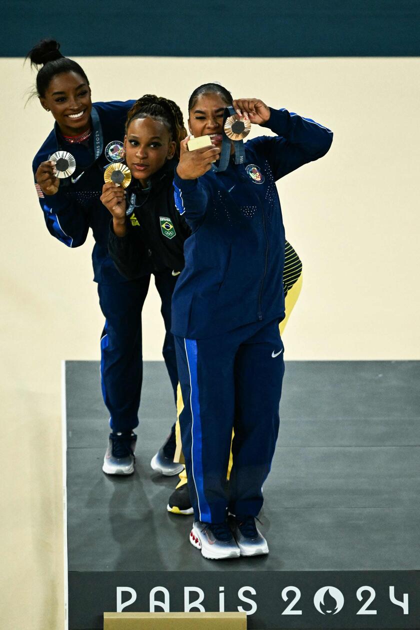 Simone Biles, argento, e Jordan Chiles, bronzo,  omaggiano l'oro di Rebeca Andrade