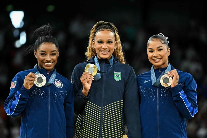 Simone Biles, argento, e Jordan Chiles, bronzo,  omaggiano l'oro di Rebeca Andrade