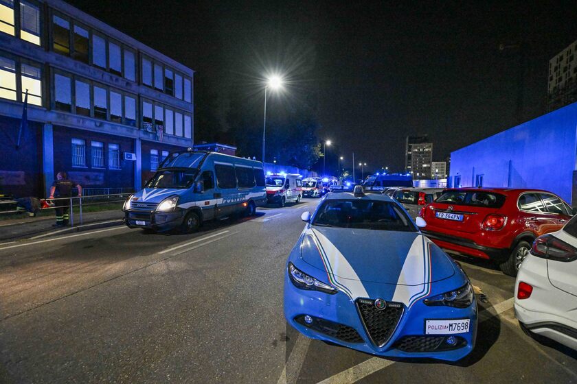 RIVOLTA NEL MINORILE BECCARIA DI MILANO, 3 EVASI E 8 FERITI