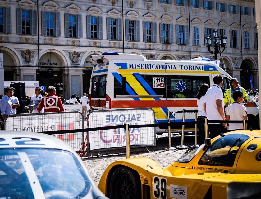 Al Salone di Torino auto sulla folla, quindici contusi