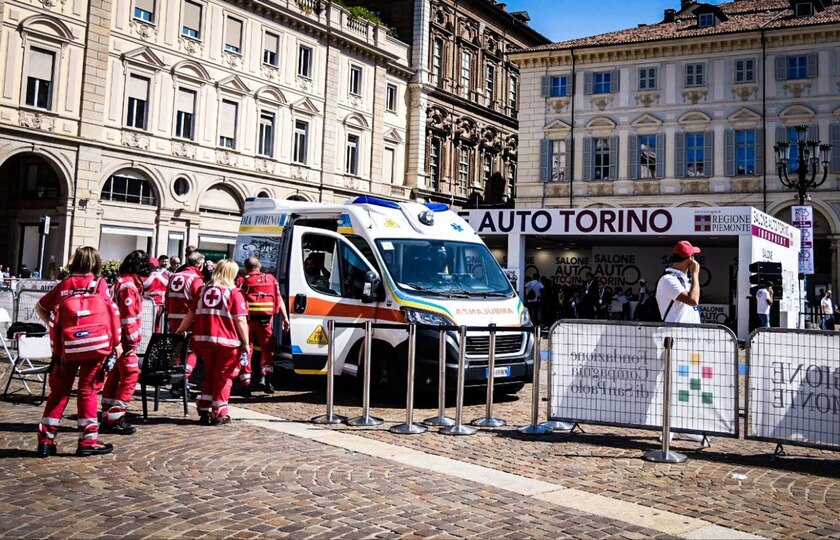 Al Salone di Torino auto sulla folla, quindici contusi