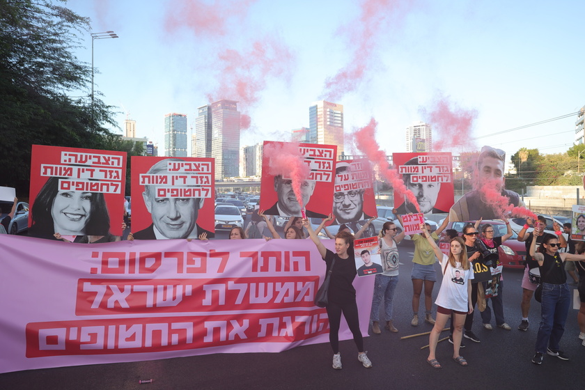 Israeli hostages' families block Tel Aviv highway in protest