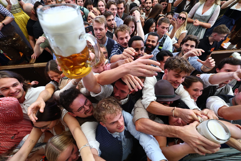 Oktoberfest, al via la festa della birra a Monaco di Baviera