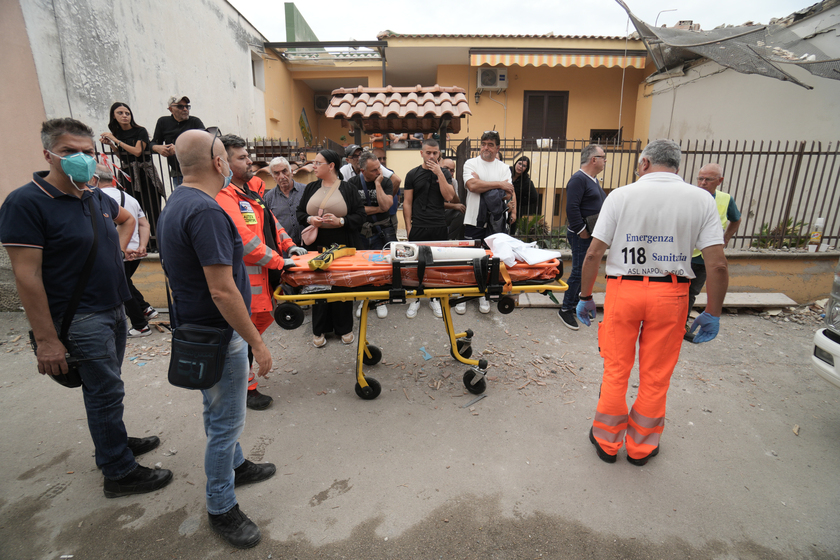 Crollo palazzina: si scava a mano per trovare i due dispersi