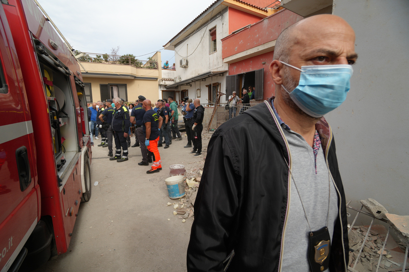 Crollo palazzina: si scava a mano per trovare i due dispersi