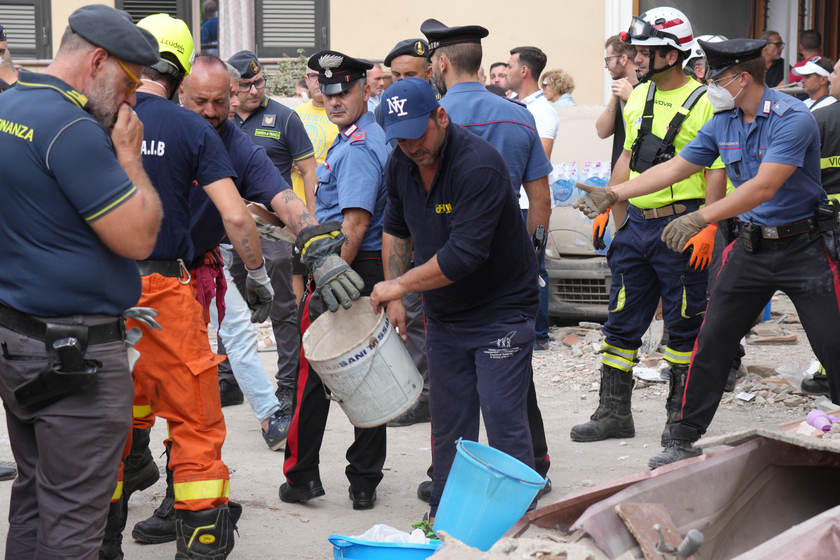 Crollo palazzina: si scava a mano per trovare i due dispersi