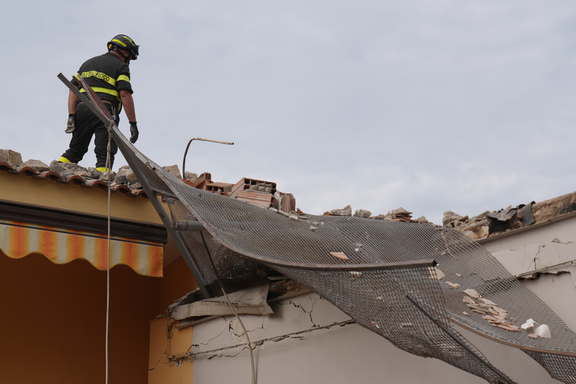 Crollo palazzina: si scava a mano per trovare i due dispersi