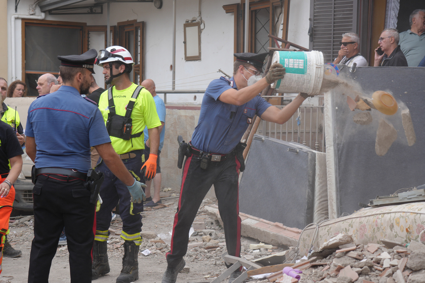 Crollo palazzina: si scava a mano per trovare i due dispersi