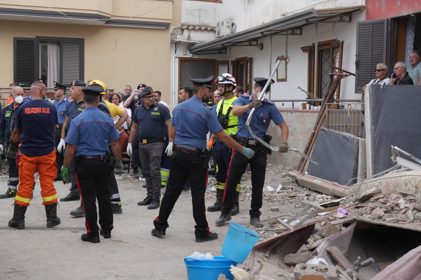 Crollo palazzina: si scava a mano per trovare i due dispersi