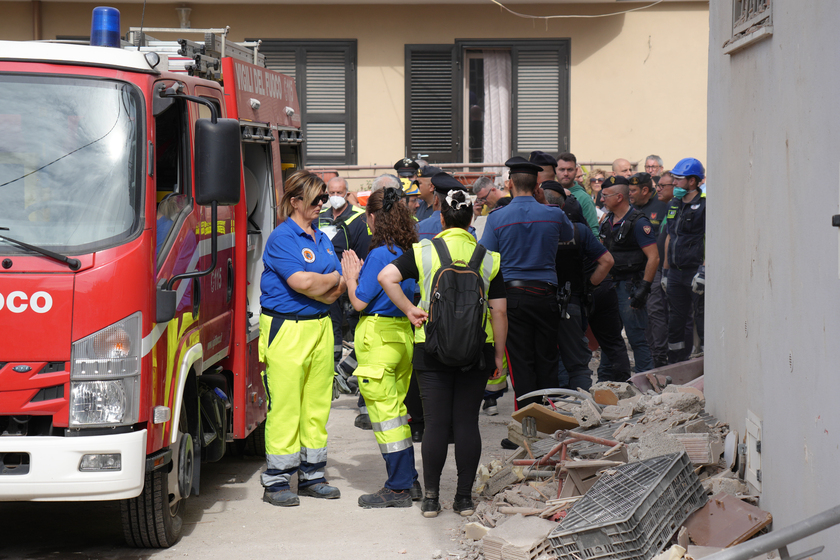 Crollo palazzina: si scava a mano per trovare i due dispersi