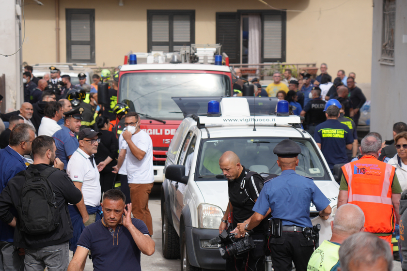 Crollo palazzina: si scava a mano per trovare i due dispersi