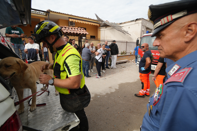 Crollo palazzina: si scava a mano per trovare i due dispersi