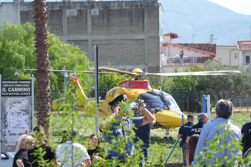 Crollo palazzina: si scava a mano per trovare i due dispersi