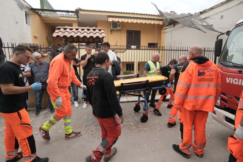 Crollo palazzina: si scava a mano per trovare i due dispersi