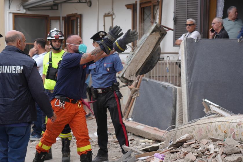 Crollo palazzina: si scava a mano per trovare i due dispersi