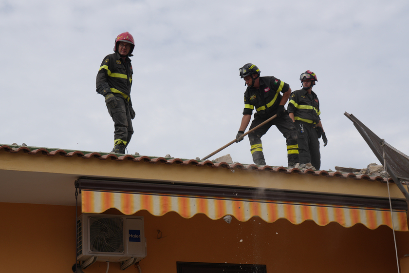 Crollo palazzina: si scava a mano per trovare i due dispersi