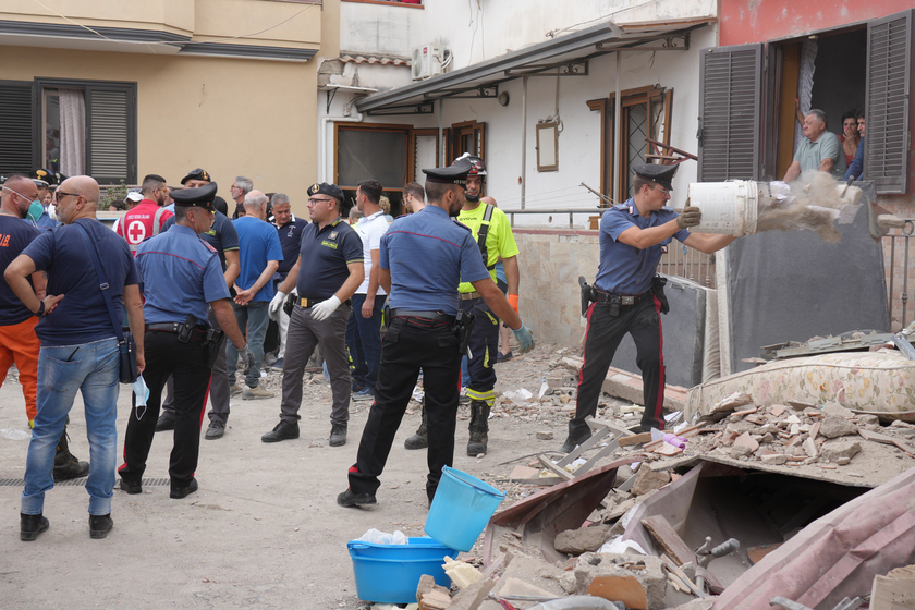 Crollo palazzina: si scava a mano per trovare i due dispersi