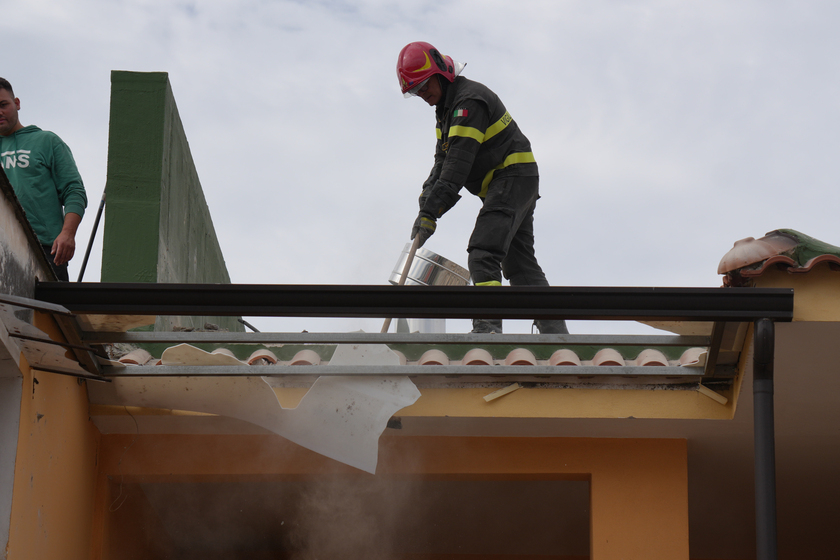 Crollo palazzina: si scava a mano per trovare i due dispersi