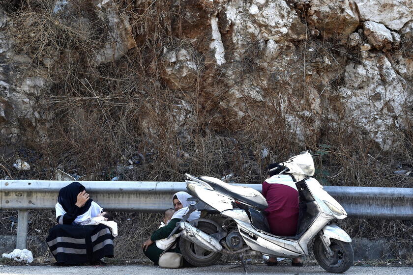 Migliaia di persone fuggono dal Sud del Libano dopo l'inizio dei bombardamenti israeliani