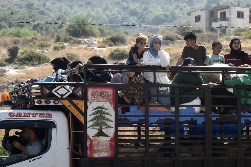 Migliaia di persone fuggono dal Sud del Libano dopo l'inizio dei bombardamenti israeliani