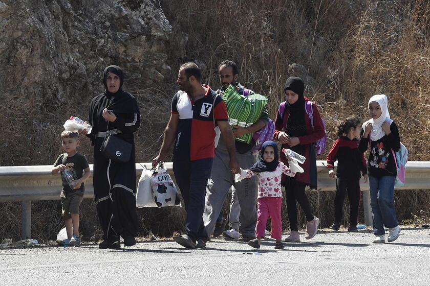 Migliaia di persone fuggono dal Sud del Libano dopo l'inizio dei bombardamenti israeliani