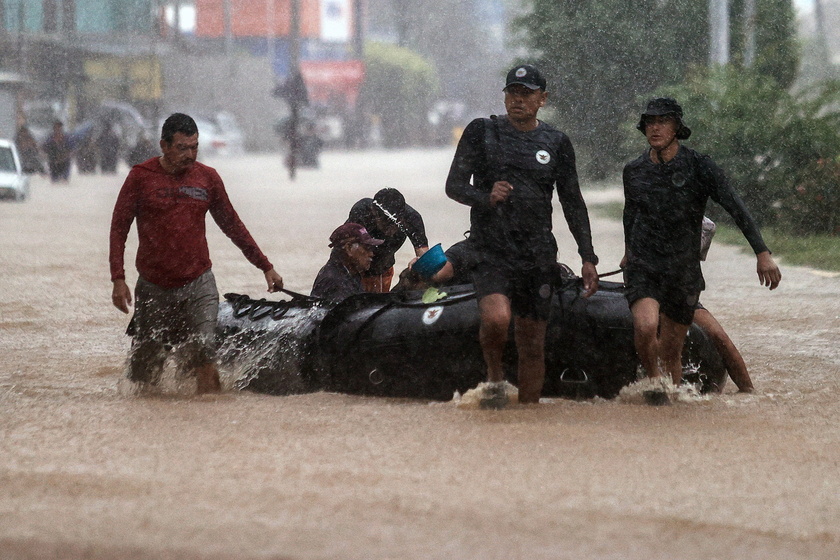 Authorities raise death toll in southern Mexico due to Hurricane John's passage