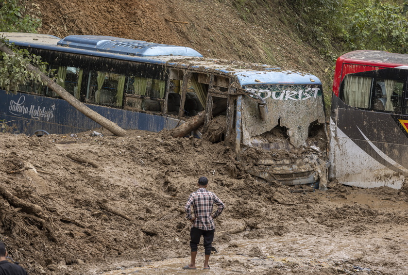 More than 100 dead in landslides and floods in Nepal 