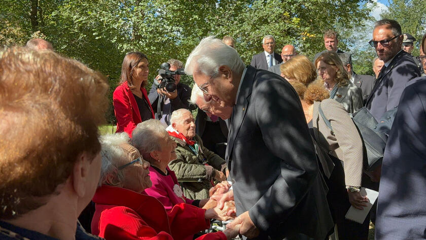 A Monte Sole l'abbraccio tra i presidenti e i sopravvissuti