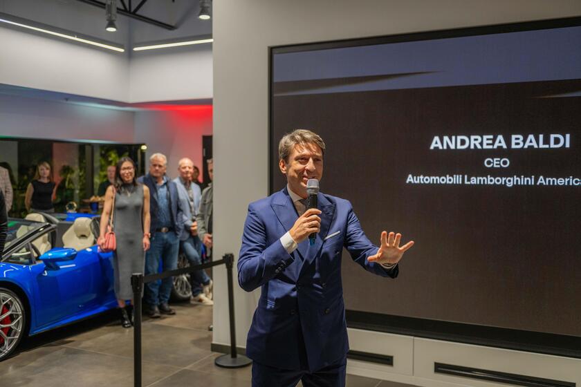 Lamborghini aggiorna lo showroom di Calgary