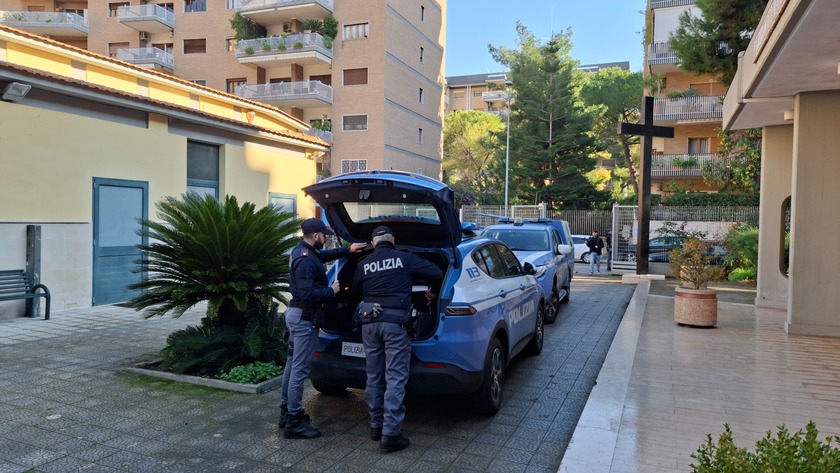 Neonato trovato morto in una culla termica chiesa a Bari