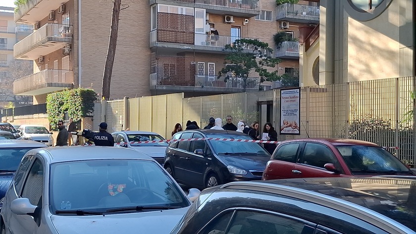 Neonato trovato morto in una culla termica chiesa a Bari