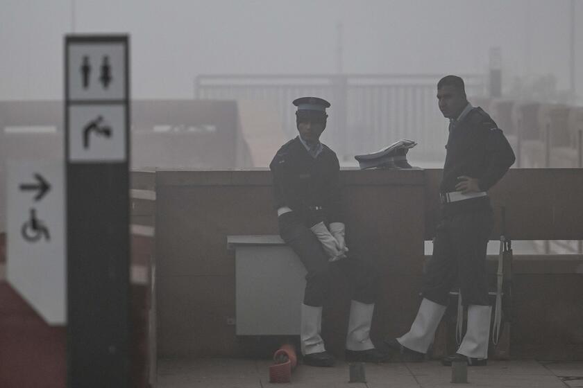 Fitta nebbia in India del nord, aeroporti e ferrovie nel caos