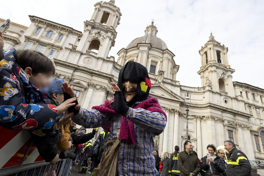 A Piazza Navona il 'volo' della Befana coi vigili del fuoco