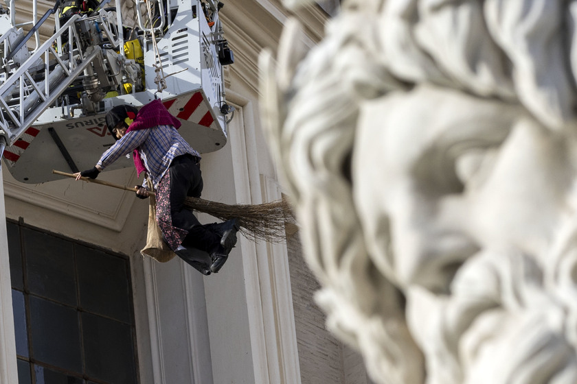 A Piazza Navona il 'volo' della Befana coi vigili del fuoco