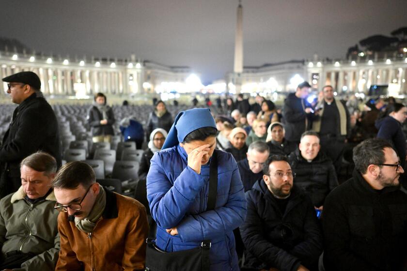 LA CHIESA PREGA PER IL PAPA, IL ROSARIO A PIAZZA SAN PIETRO