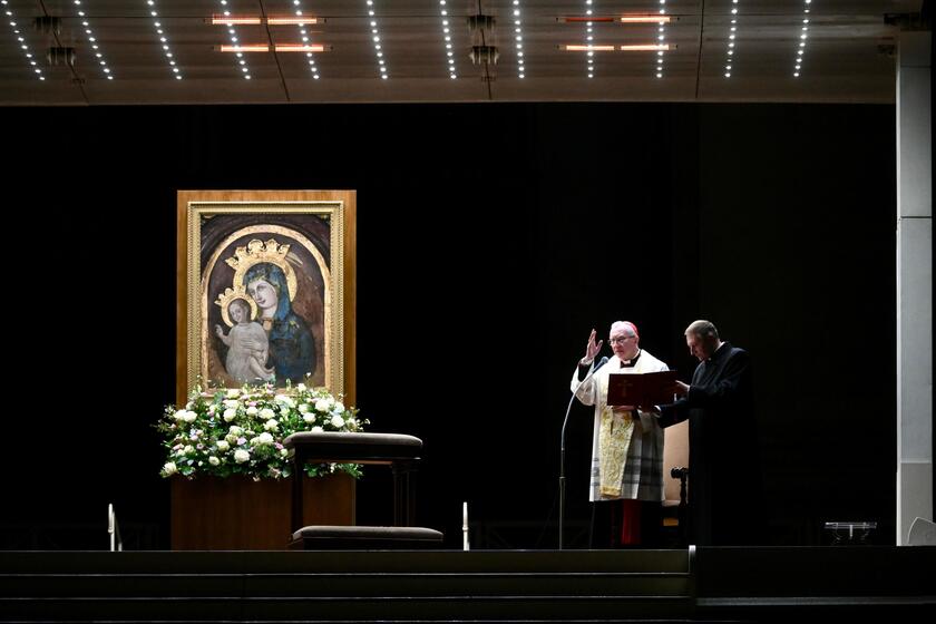 LA CHIESA PREGA PER IL PAPA, IL ROSARIO A PIAZZA SAN PIETRO